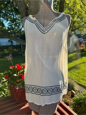 GAP White Embroidered Halter Top M